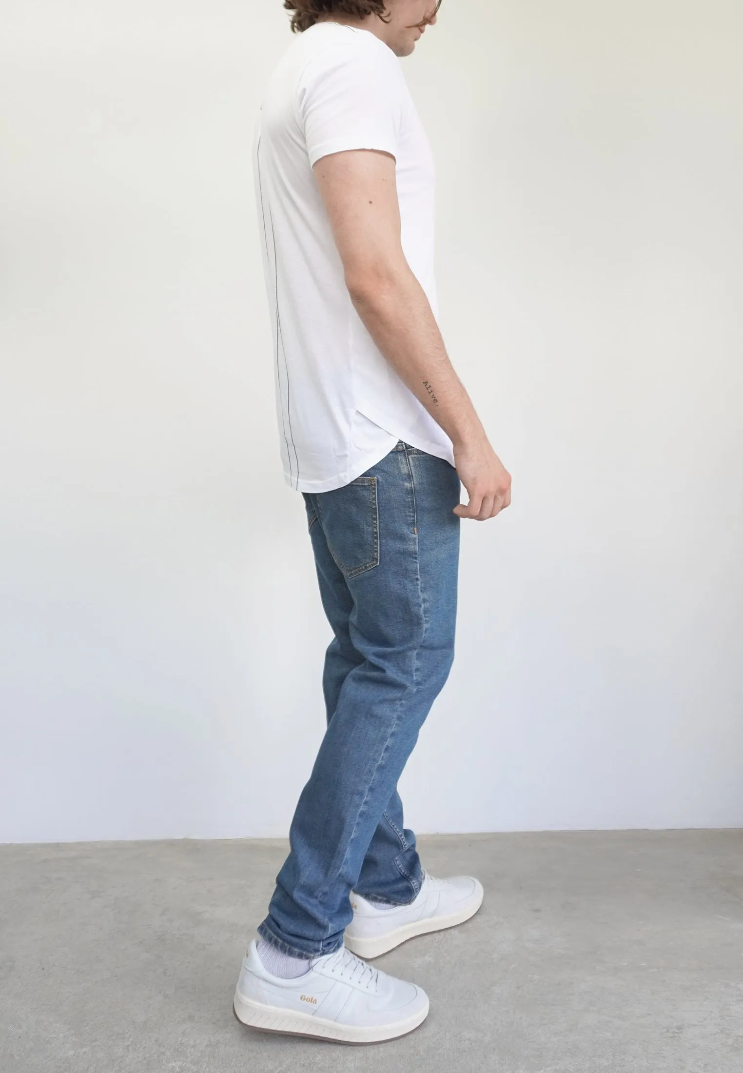 ESSENTIAL SWAG CURVED HEM WHITE T-SHIRT